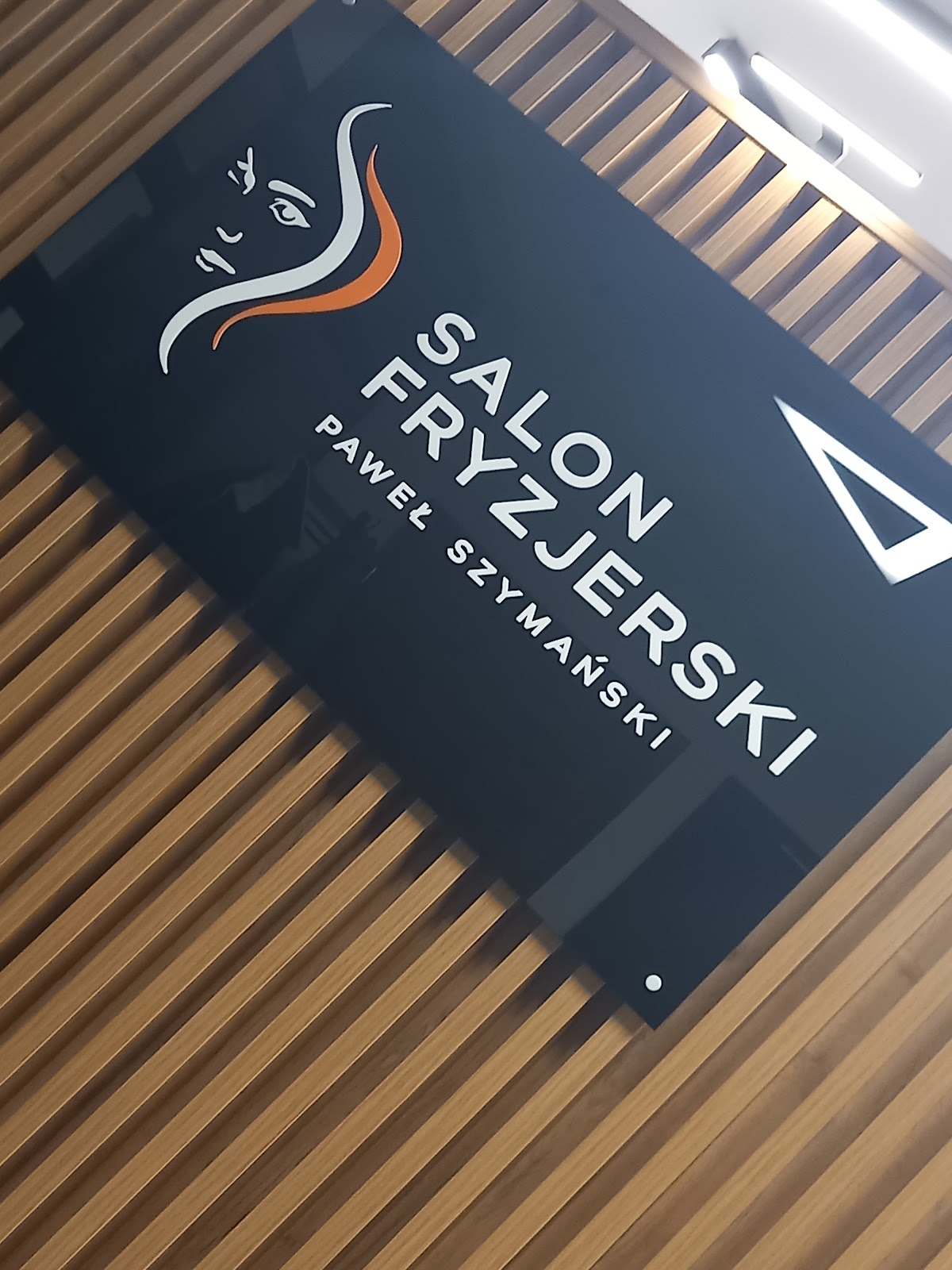 Logo salonu na ścianie