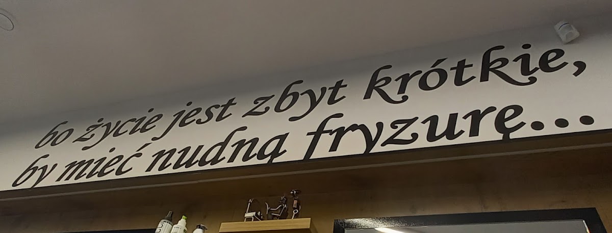 Cytat na ścianie salonu